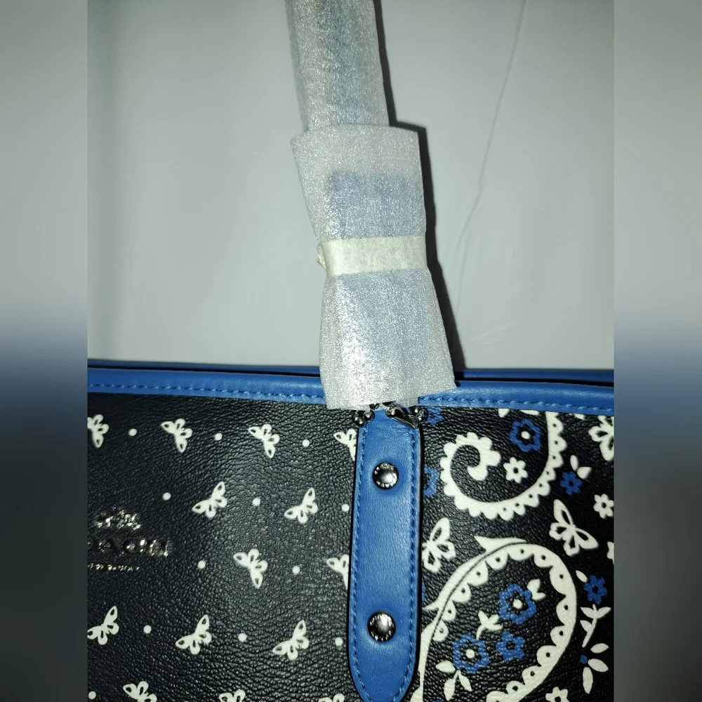 NWT🤍🖤💙🎀🎀 Coach Butterfly Bandana City Zip Tote